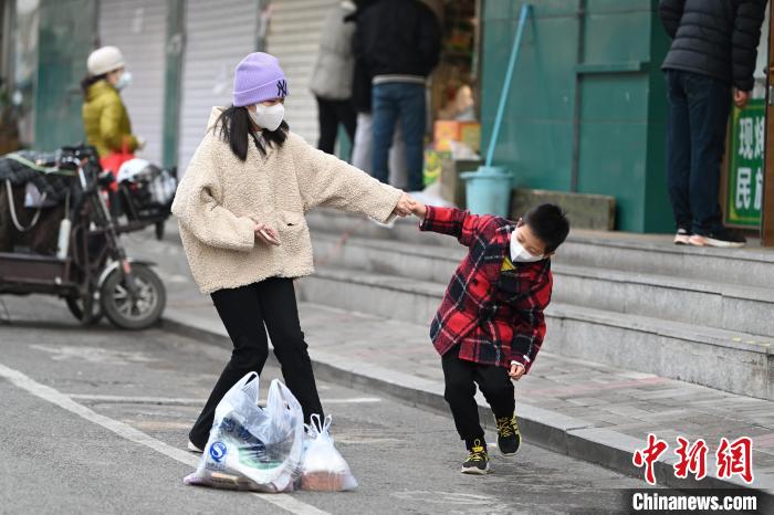 11月20日，内蒙古呼和浩特市街头，小朋友和家长购物后开心玩耍。　刘文华 摄