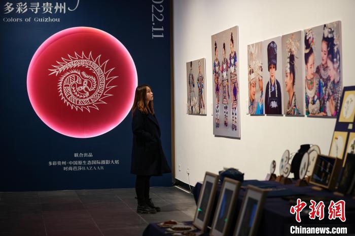 参观者在“这样的贵州”主展厅参观展出的摄影作品。　瞿宏伦 摄