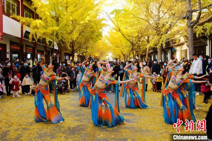 图为秦州区文旅局组织的舞蹈队带来的舞蹈《丝路》。　秦州区委宣布供图