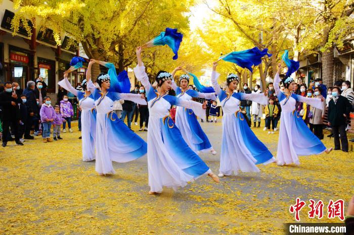 图为秦州区文旅局组织的舞蹈队带来的舞蹈《万疆》。　秦州区委宣布供图