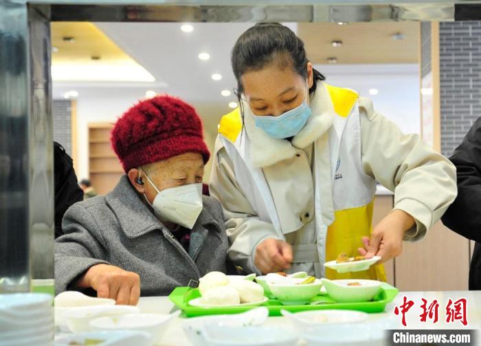 吉林县城建起惠民食堂：“舌尖上”的养老暖胃又暖心