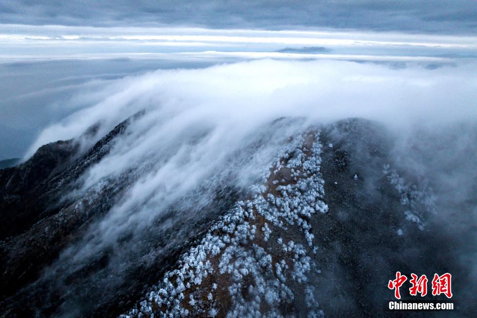 山尖薄雪映衬下 俯瞰冬日的秦岭日出景观