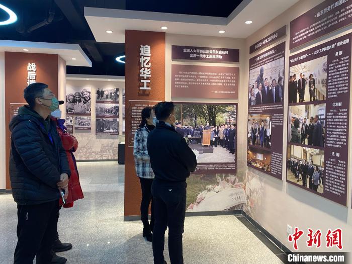 海外华文媒体参观一战华工史料图片展。　吕妍 摄