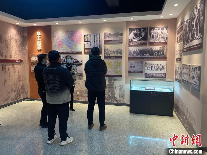 海外华文媒体参观一战华工史料图片展。　吕妍 摄