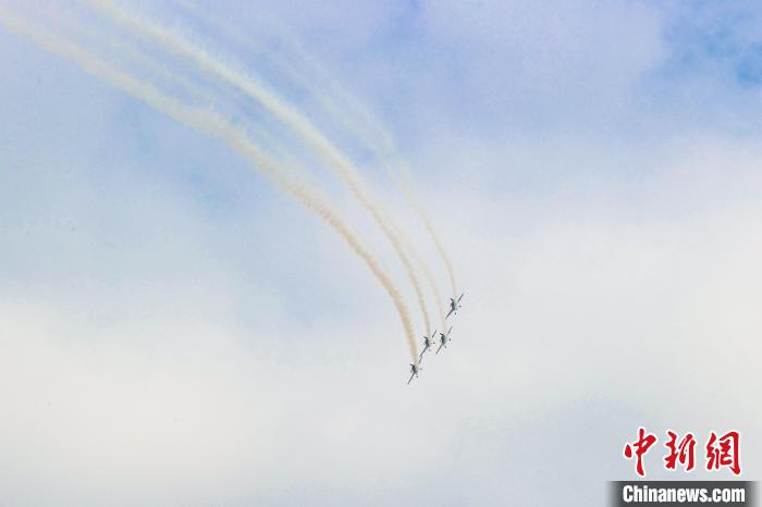 图为特技飞机编队在南昌城市上空进行拉烟编队飞行表演。　刘力鑫 摄