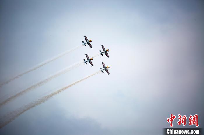 图为特技飞机编队在南昌主城区的上空进行拉烟编队飞行表演。　马刚 摄