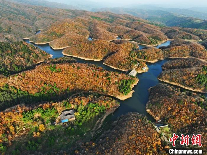 四川广元“蜀道上的千岛湖”彩林成片宛如仙境