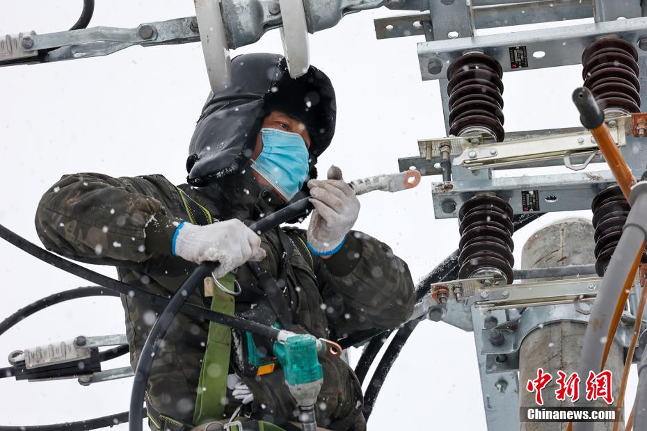 首场寒潮来袭 吉林延边电力工人冒雪保电