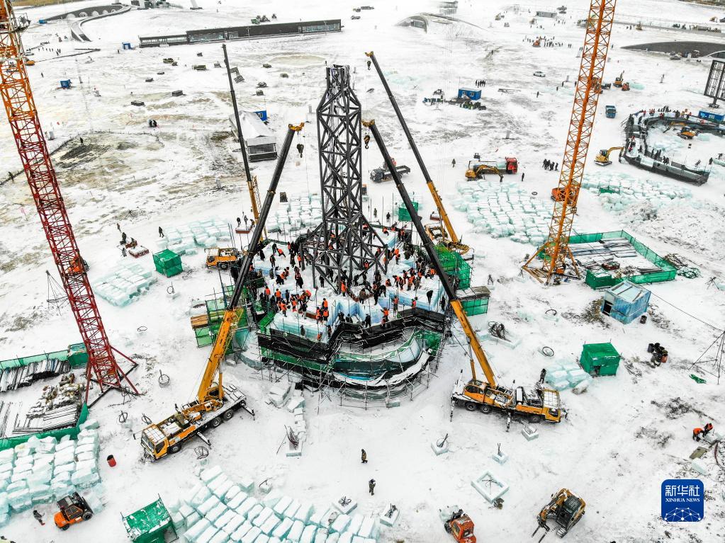 哈尔滨冰雪大世界冰建施工有序展开