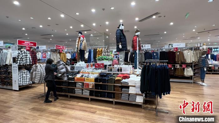 图为重庆一购物中心恢复营业，市民在服装店选购衣服。　肖江川 摄