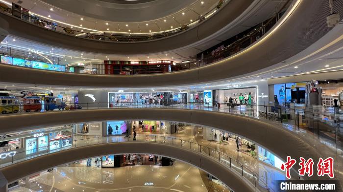 图为重庆一购物中心恢复营业。　肖江川 摄