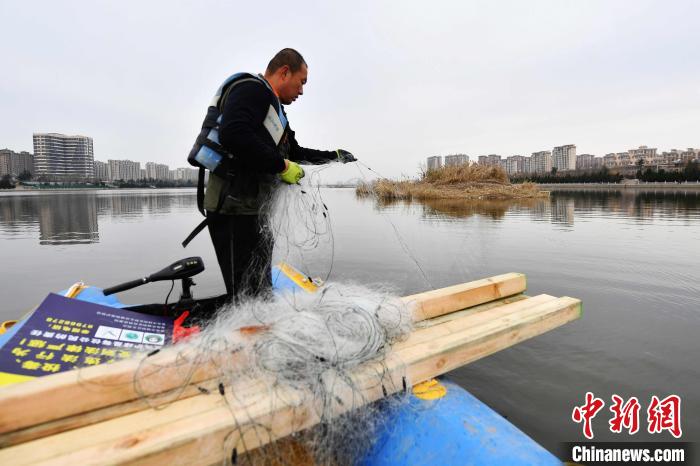 志愿者清理违禁渔具。　王海滨 摄