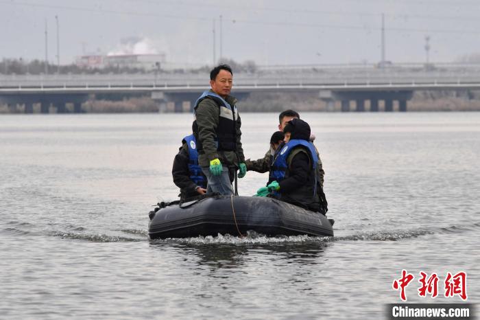 志愿者驾驶冲锋舟巡护湿地。　王海滨 摄