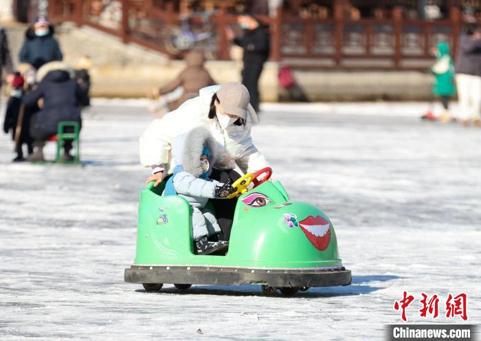 沈阳市民体验冰雪项目享受假日时光