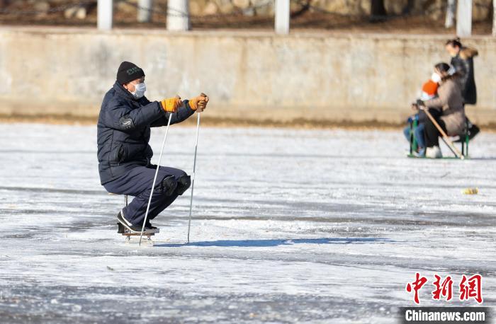 市民在冰面上玩“单腿驴”。　于海洋 摄