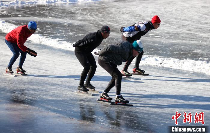 市民在冰面上滑冰。　于海洋 摄