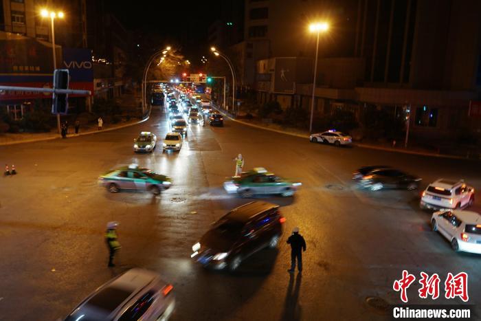 图为12月4日零时，车辆在西宁市城东区、城中区之间跨区流动。　马铭言 摄