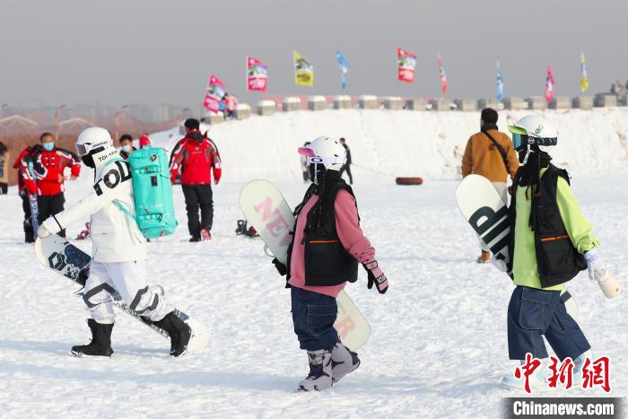 市民在阅海滑雪场内体验滑雪。　于晶 摄