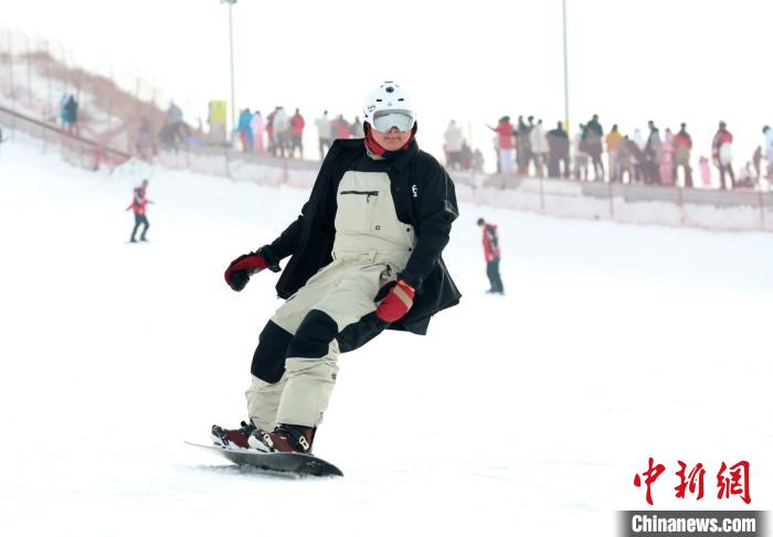 市民在阅海滑雪场内体验滑雪。　于晶 摄