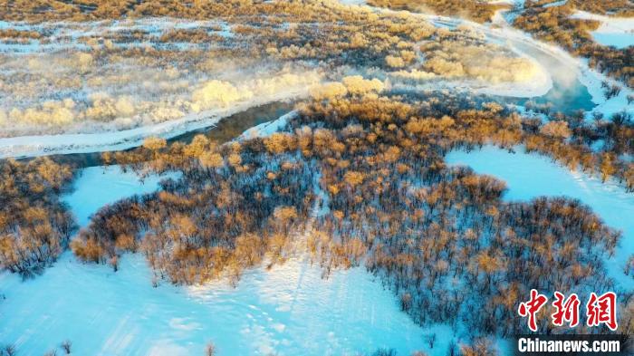 鸟瞰“亚洲第一湿地”：冬季为它披上五彩盛装
