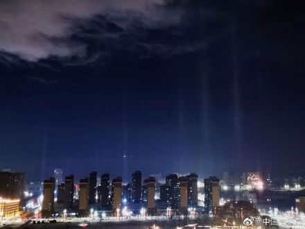 新疆阿勒泰现“寒夜灯柱”奇观