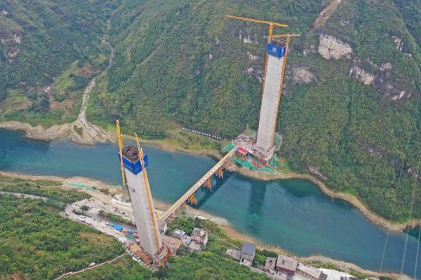 重庆渝湘复线高速磨寨乌江特大桥建设取得新进展