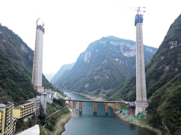 重庆渝湘复线高速磨寨乌江特大桥建设取得新进展