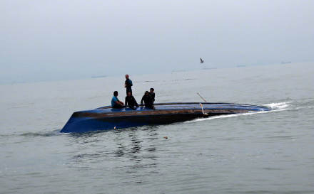 渔船倾覆5渔民被困海上，广东海警成功营救