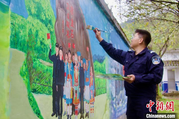 民警手绘墙画 描绘边境派出所最美风景