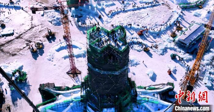第24届哈尔滨冰雪大世界主塔“冰雪之冠”封顶