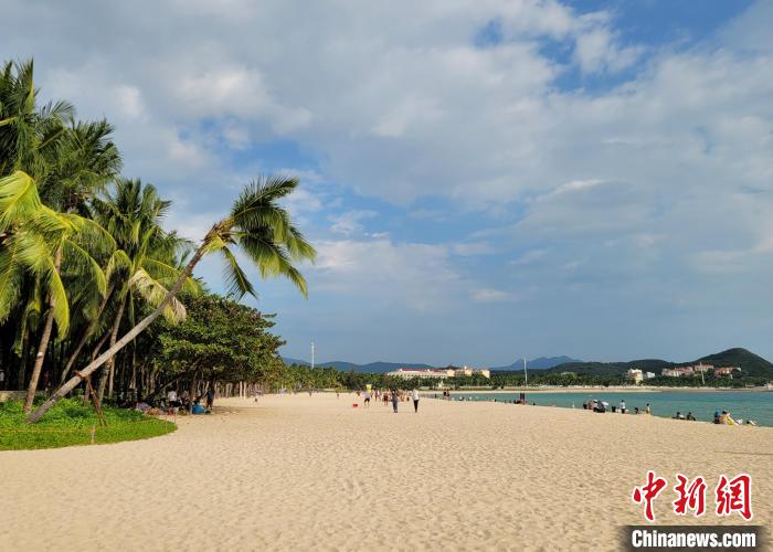 三亚海滩日渐热闹 市民游客乐享冬日暖阳