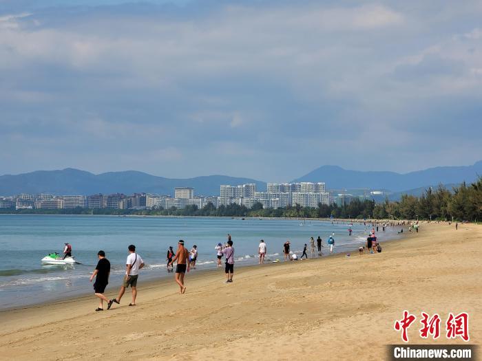 三亚海滩日渐热闹 市民游客乐享冬日暖阳