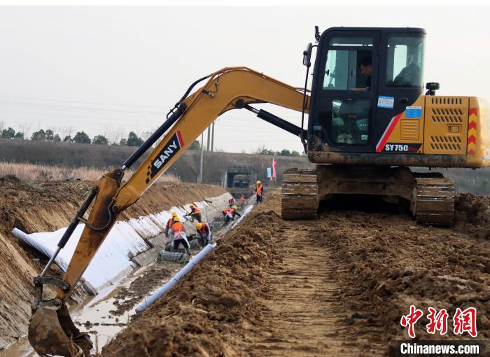 肥西县铭传乡青峰村高标准农田改造提升项目现场，改扩建灌溉渠道施工火热进行中。　陈家乐 摄