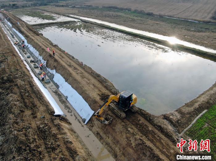 施工人员在改扩建灌溉渠道。(无人机照片) 陈家乐 摄