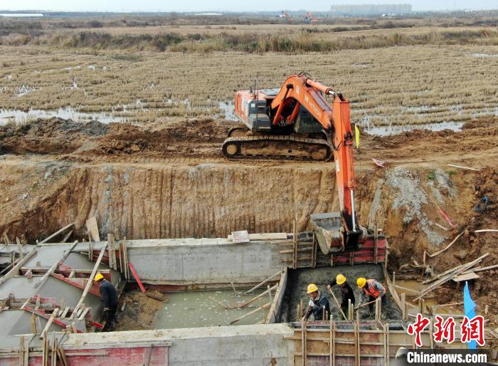 施工人员在肥西县铭传乡青峰村高标准农田改造提升项目现场，新修拦水坝。(无人机照片) 陈家乐 摄