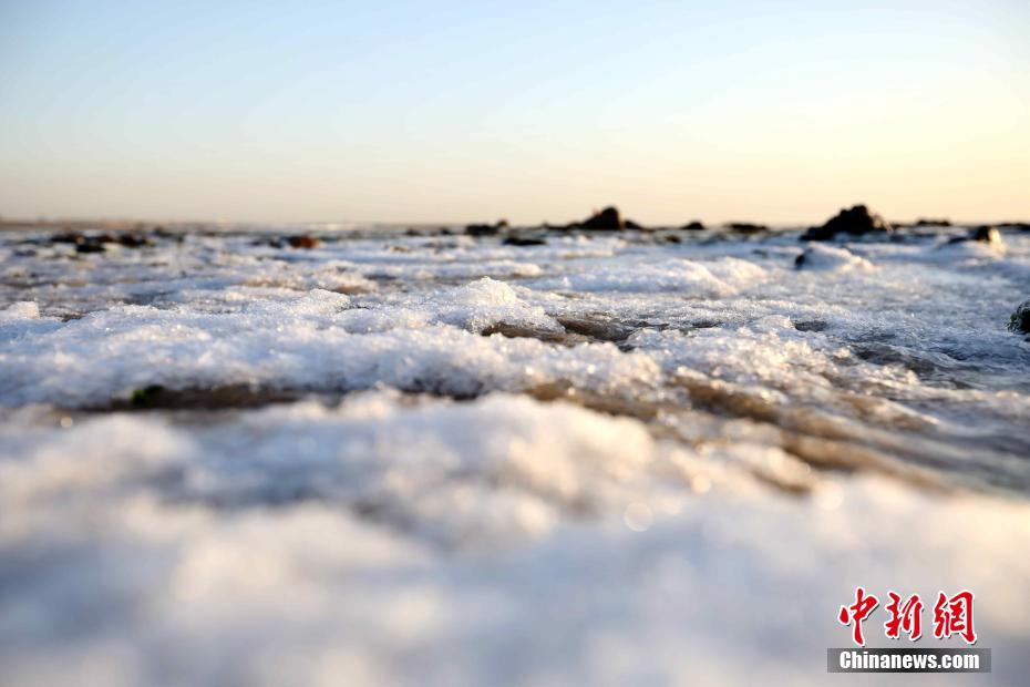 解锁一道冬日美景 山东日照海滨出现大范围海冰