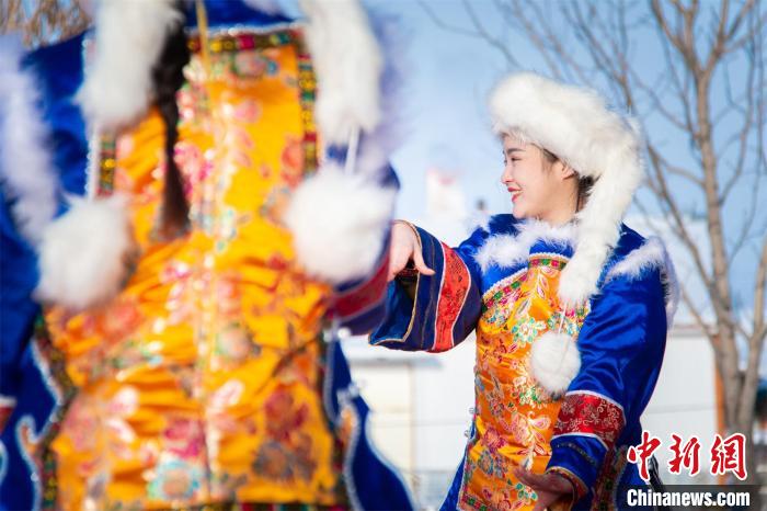 冰嬉、八大碗、滿語歌：黑河滿族同胞歡慶“頒金節”