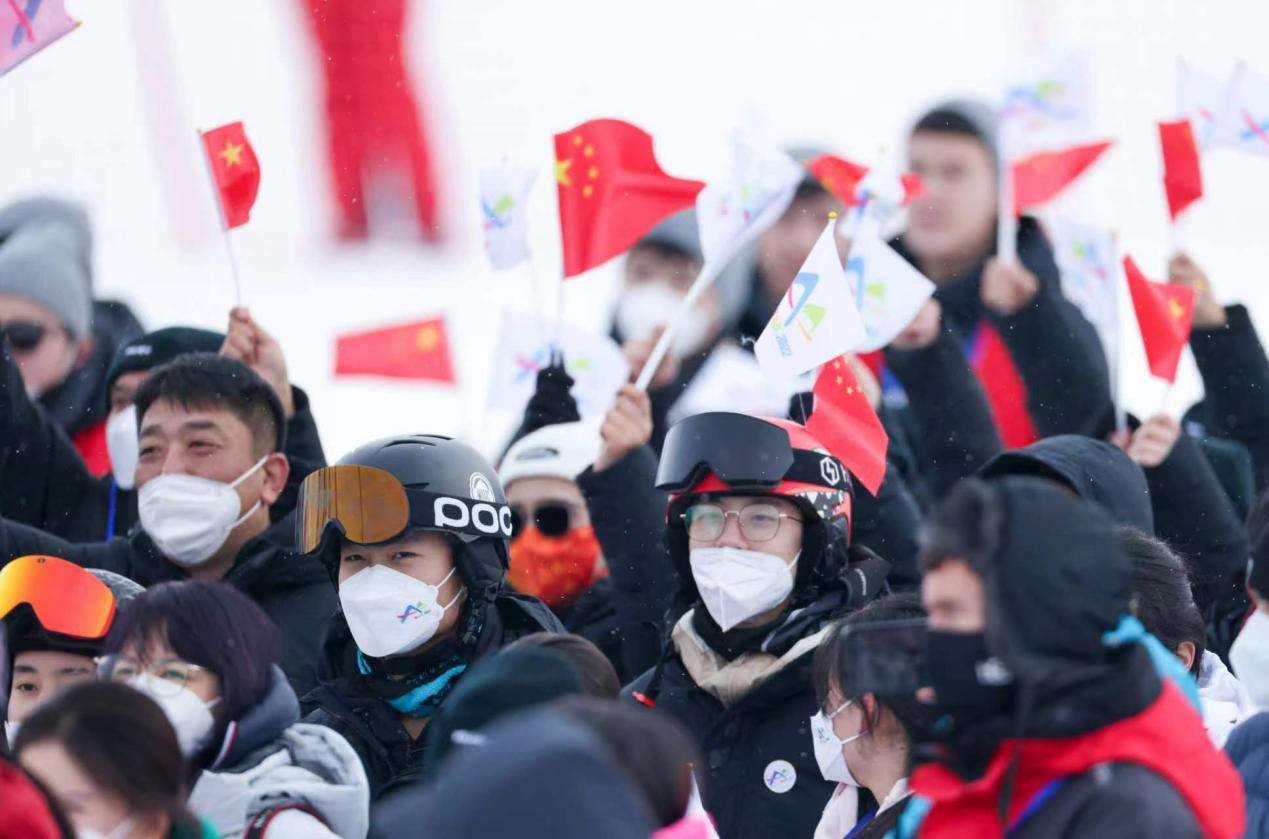 新疆阿尔泰山滑雪场图片