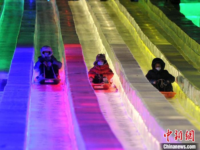 市民在体验512.6米超长冰滑梯 刘栋 摄