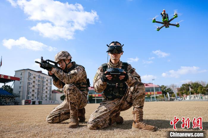 侦察中队无人机操作手进行无人机侦察训练。　李岩 摄