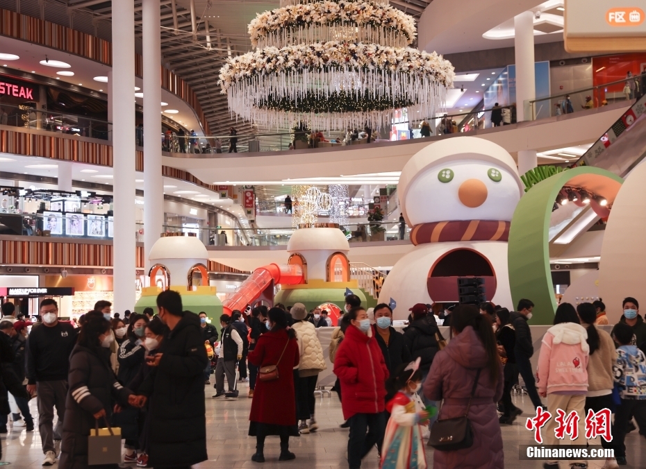 北京：商场人流回升 节日氛围浓厚