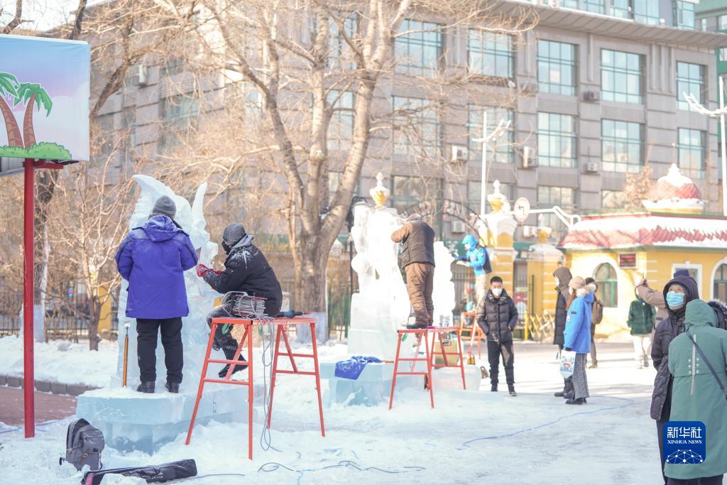 哈尔滨：冰雕高手“驯”冰秀技艺