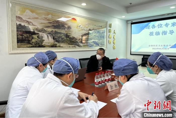 特写：上海重症医学科专家下沉社区 给基层医护、民众吃“定心丸”