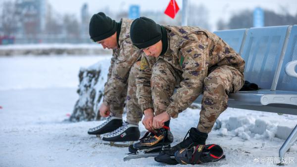 新疆军区某合成团开展冬季冰雪运动