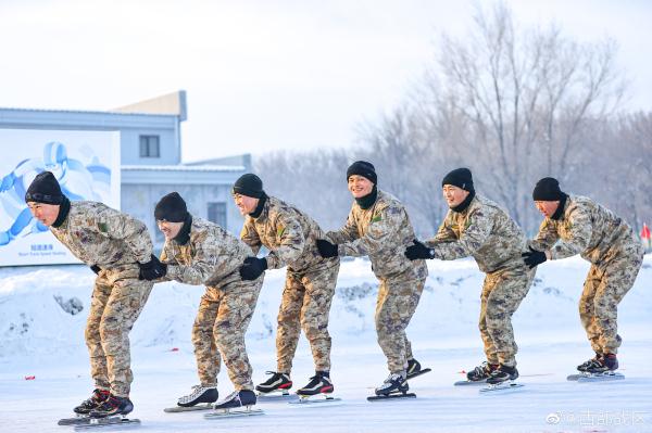 新疆军区某合成团开展冬季冰雪运动