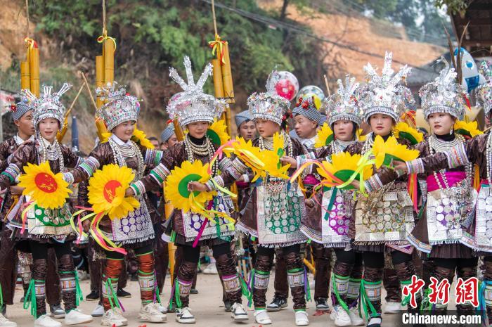 在贵州省从江县丙妹镇大塘村，苗族同胞在芦笙节活动中唱苗歌。　吴德军 摄