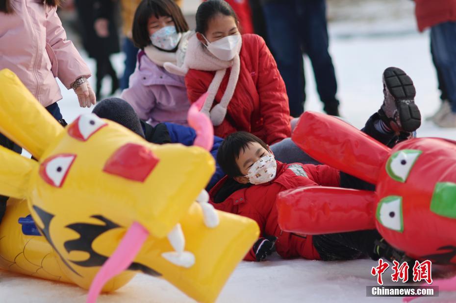 孩子们在北京玉渊潭公园开启快乐“冰雪假期”