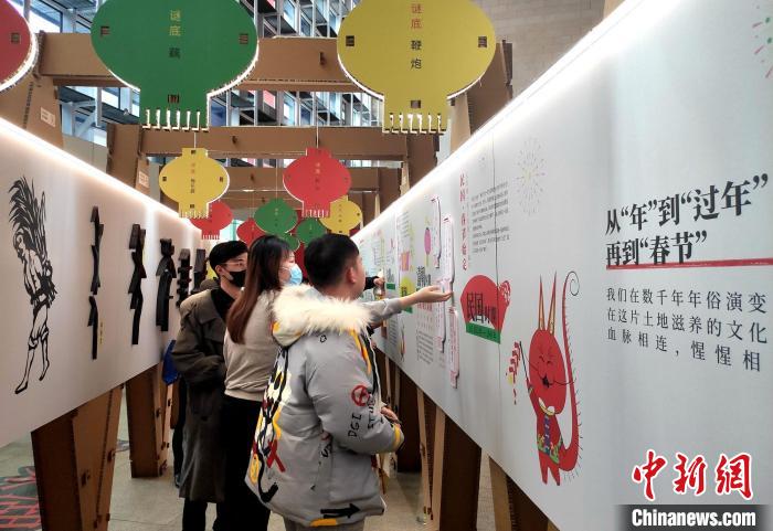 参观者在中国年俗演化历长廊了解“年”的由来。　邓霞 摄