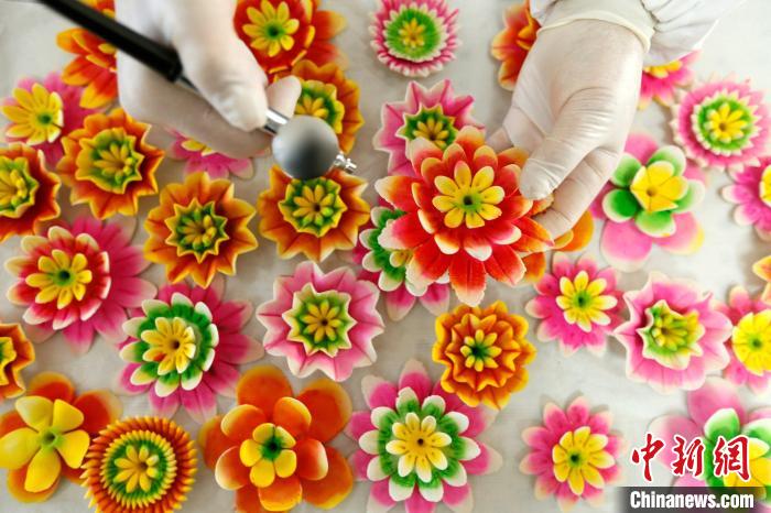 山东省青岛市即墨区农民在制作花馍饰品。　梁孝鹏 摄