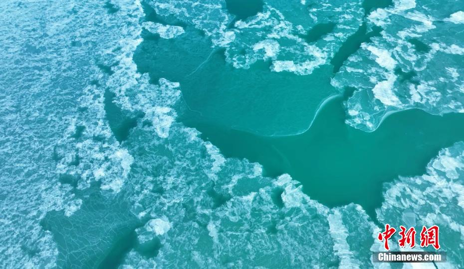“高原蓝宝石”青海湖冰封玉砌 宛如仙境